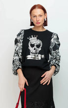 T-shirt femme Esencia Skull Affaire avec imprimé crâne métallisé, manches bouffantes contrastées et coupe droite. Original, élégant et tendance.
