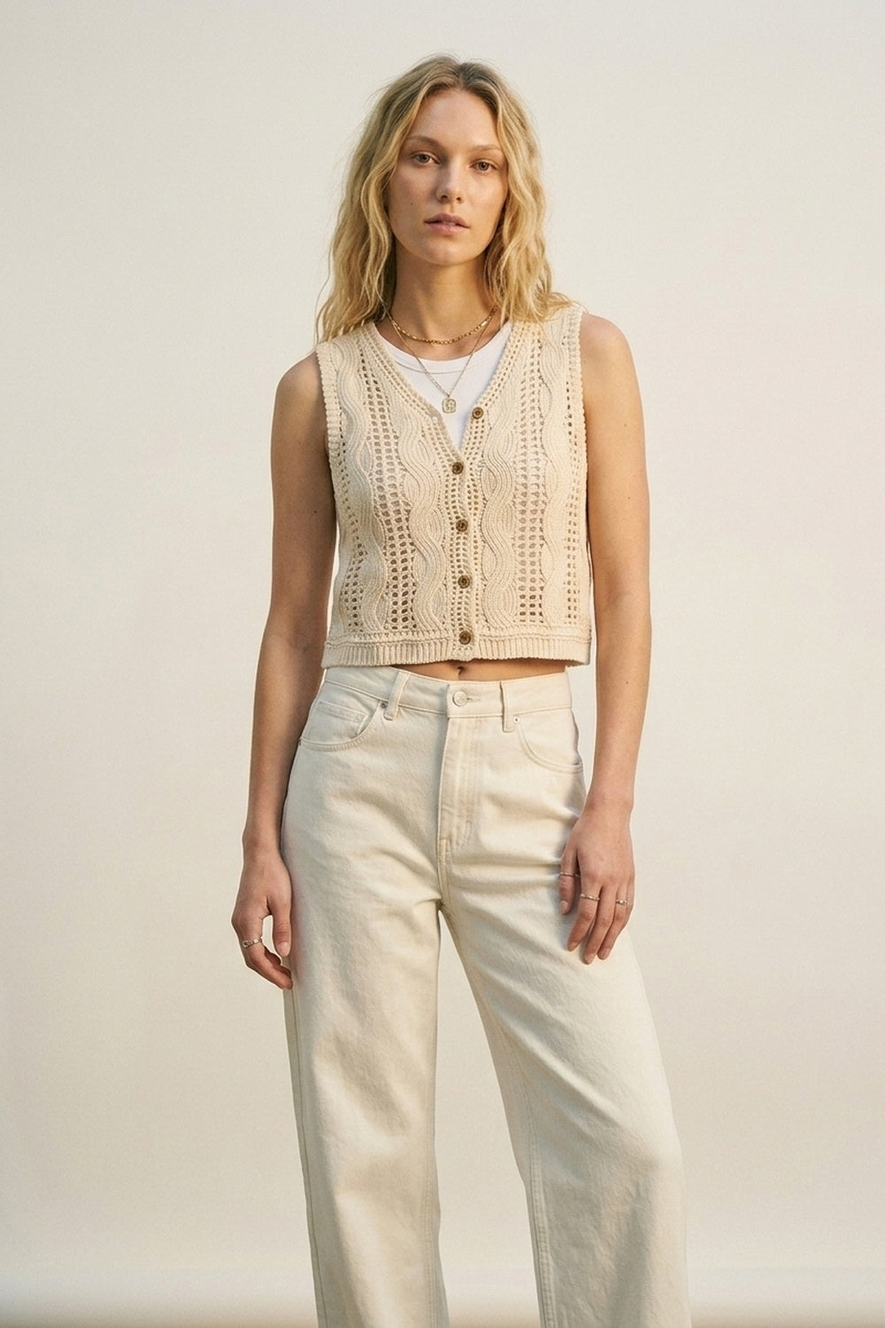 Q2 Débardeur court beige en maille torsadée avec boutons sur le devant