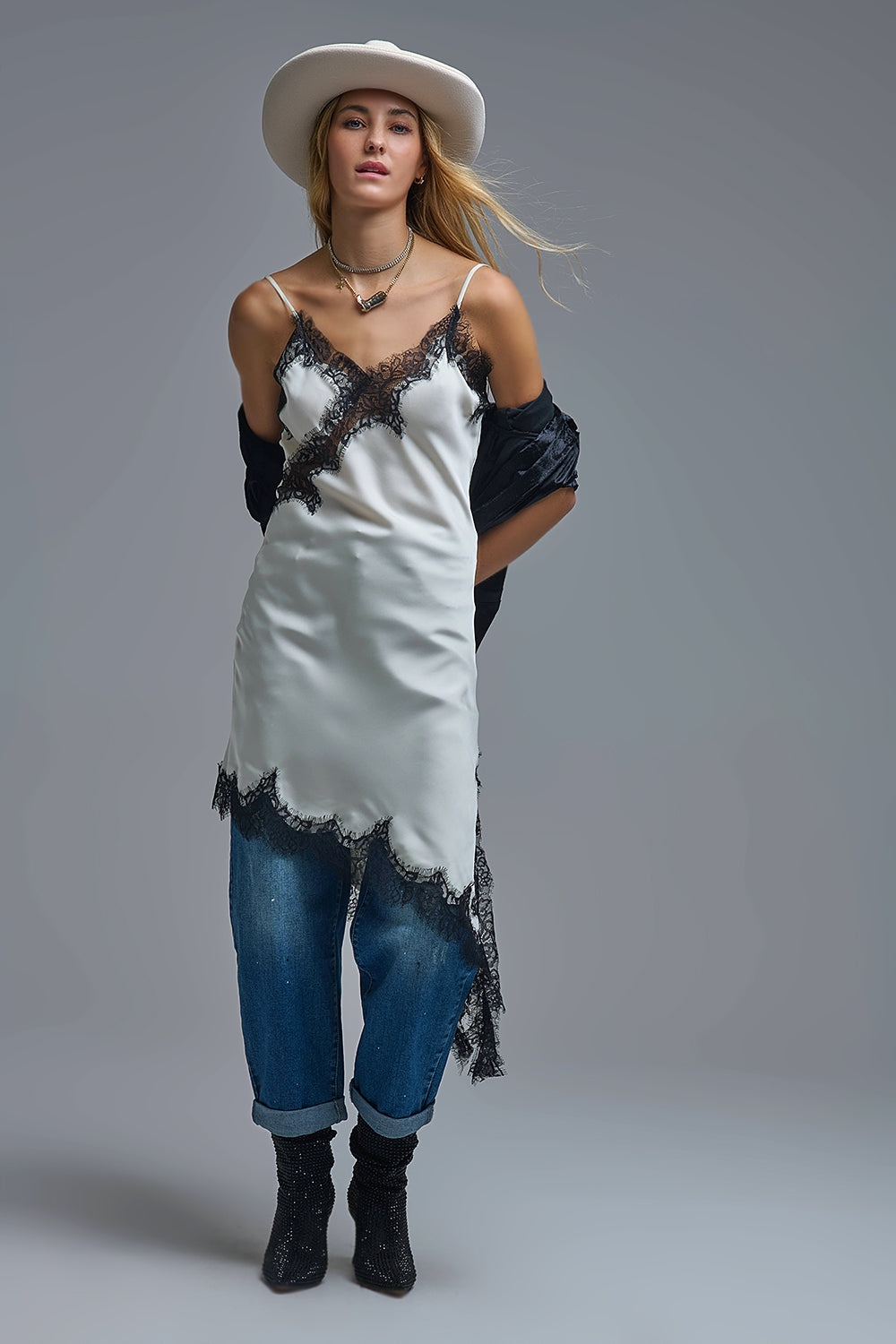 Q2 Élégante robe asymétrique en satin blanc et dentelle