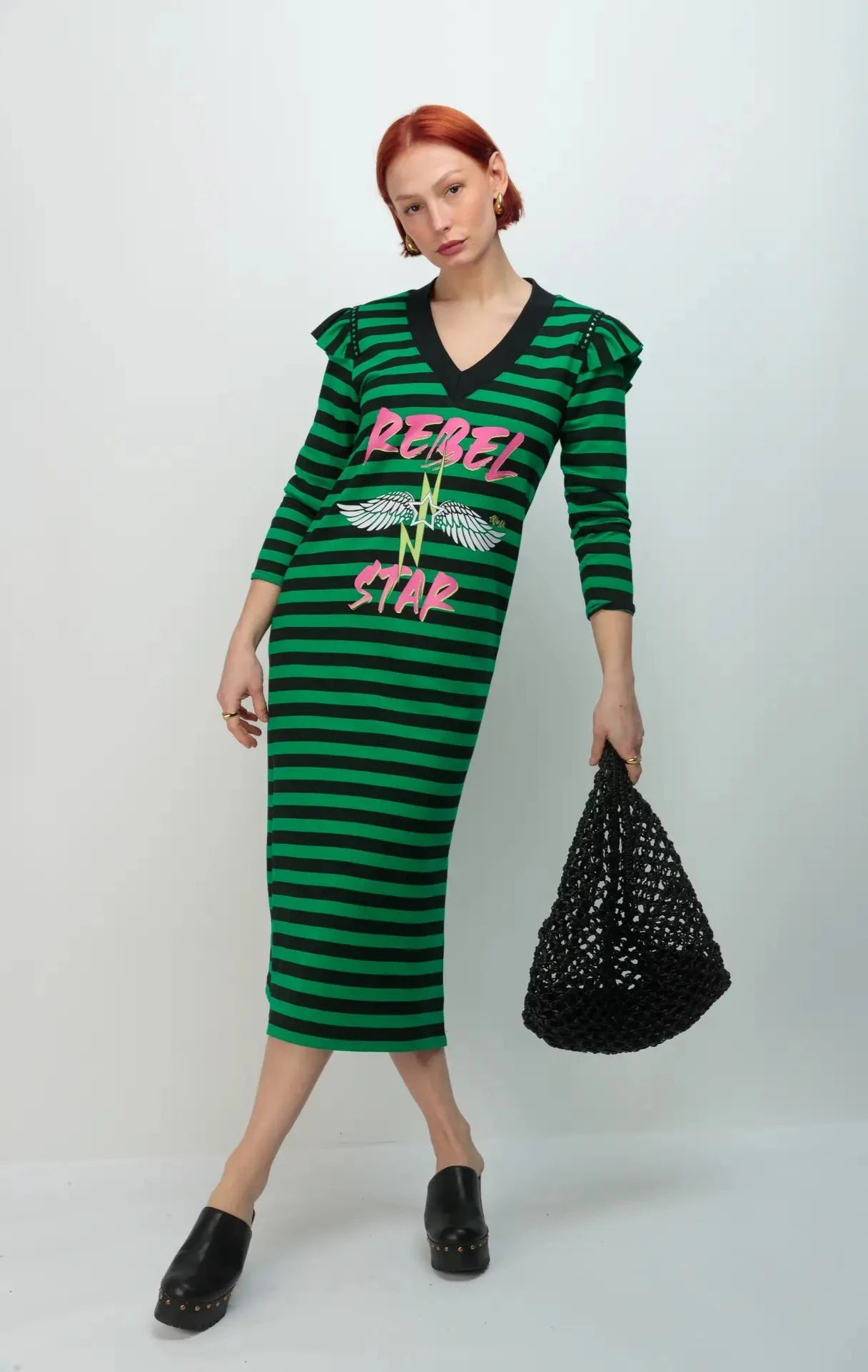 Robe longue femme Rebel Star à rayures vertes et noires, imprimé frontal, décolleté en V et détails cloutés. Tissu doux et extensible, look audacieux et confortable.