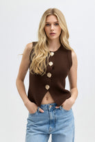 Q2 Gilet en tricot marron avec boutons dorés