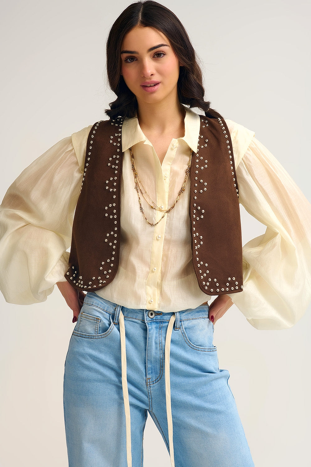 Q2 Gilet marron avec détails de clous métalliques