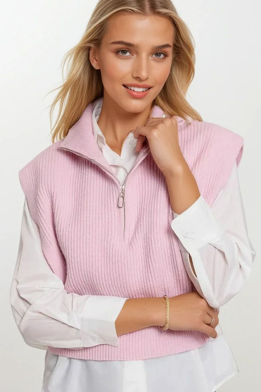 Q2 Gilet tricoté avec col montant demi-zip et grandes emmanchures en rose