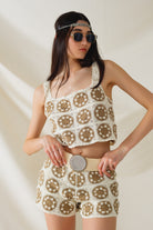 Q2 Haut court en crochet avec motif de cercle en beige