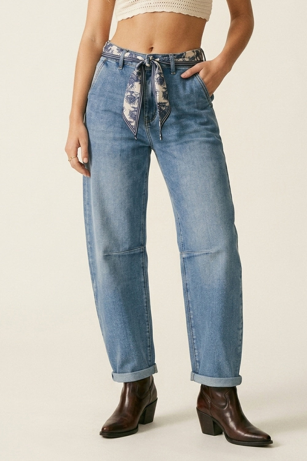 Q2 Jean à Jambes Barrel Délavage Clair avec Détail de Couture au Genou
