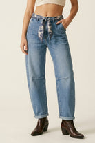 Q2 Jean à Jambes Barrel Délavage Clair avec Détail de Couture au Genou