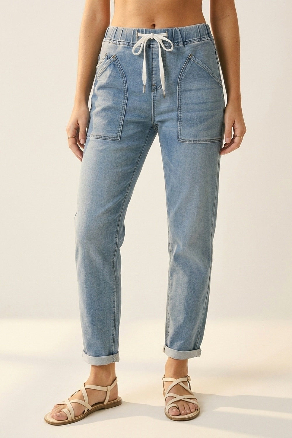 Q2 Jean en denim style jogger bleu clair avec taille à cordon