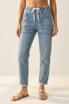 Q2 Jean en denim style jogger bleu clair avec taille à cordon