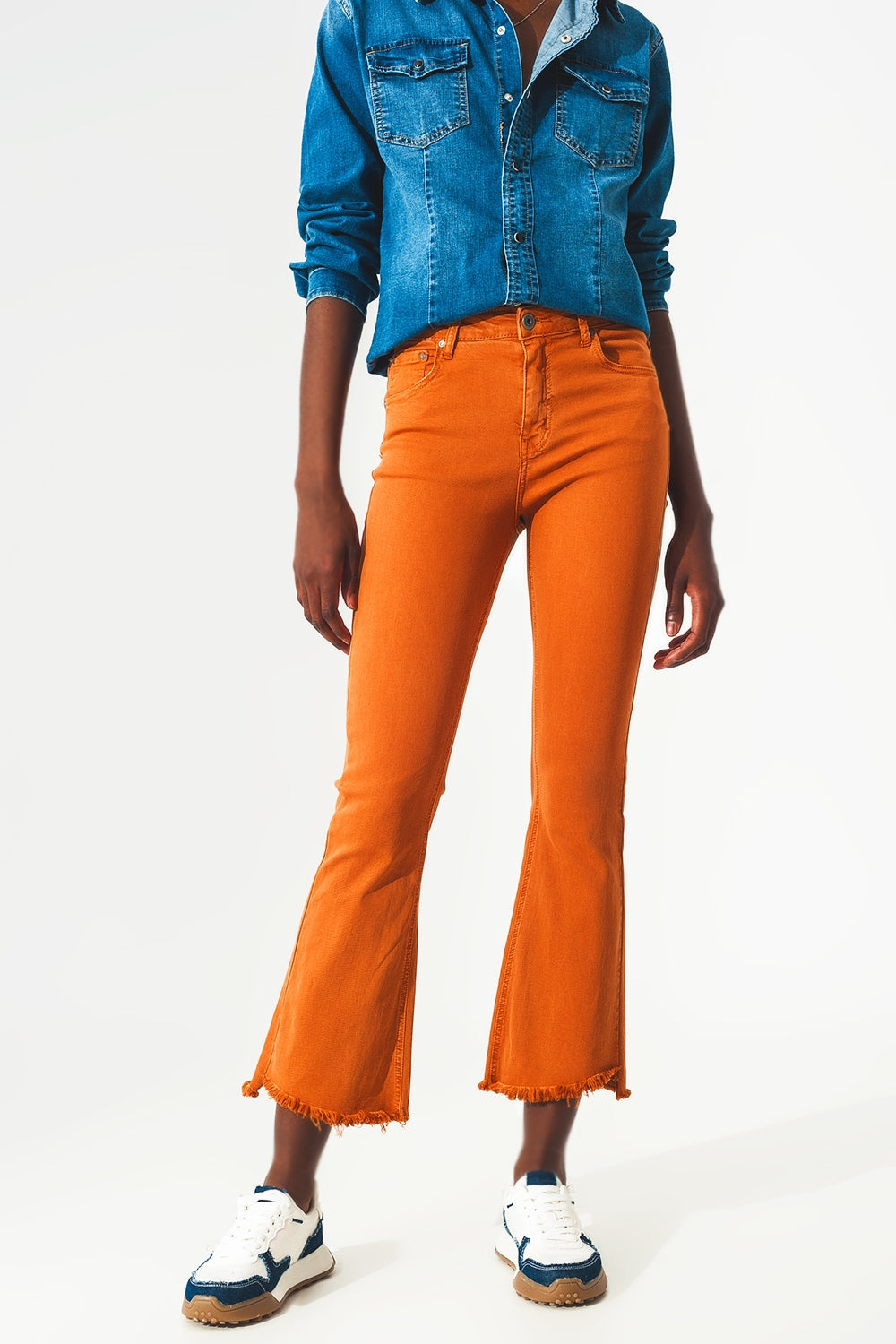 Q2 Jean flare avec bord brut en orange