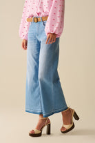 Q2 Jeans à jambes larges et chevilles avec délavage clair