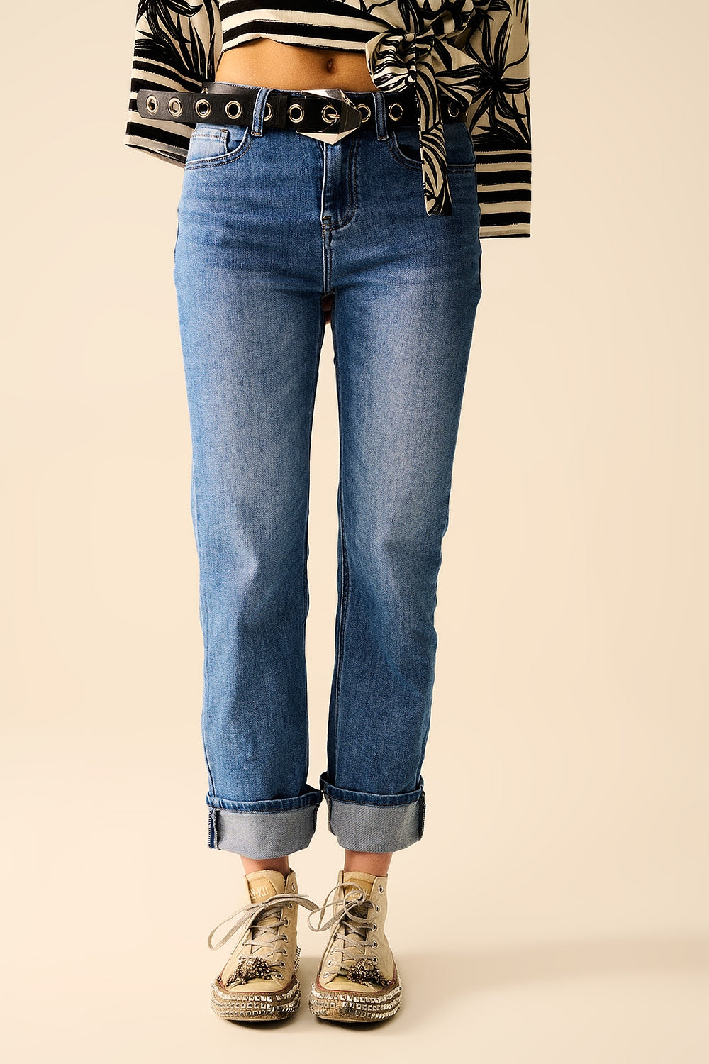 Q2 Jeans élastiques en denim à ourlet droit en lavage moyen