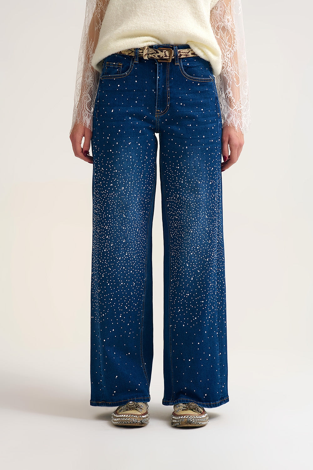 Q2 Jeans en denim à jambe large avec détails en strass sur le devant