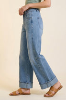 Q2 Jeans en denim bleu à jambe large et délavage léger avec revers