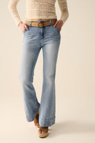 Q2 jeans évasés en délavé clair fabriqués en denim de haute qualité
