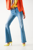 Q2 Jeans évasés taille haute des années 70 en denim extensible délavé clair
