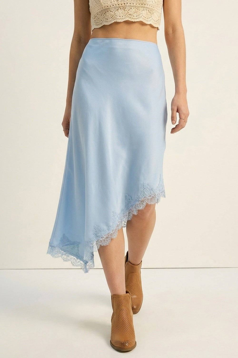 Q2 Jupe Asymétrique en Satin Bleu Ciel avec Bordure en Dentelle