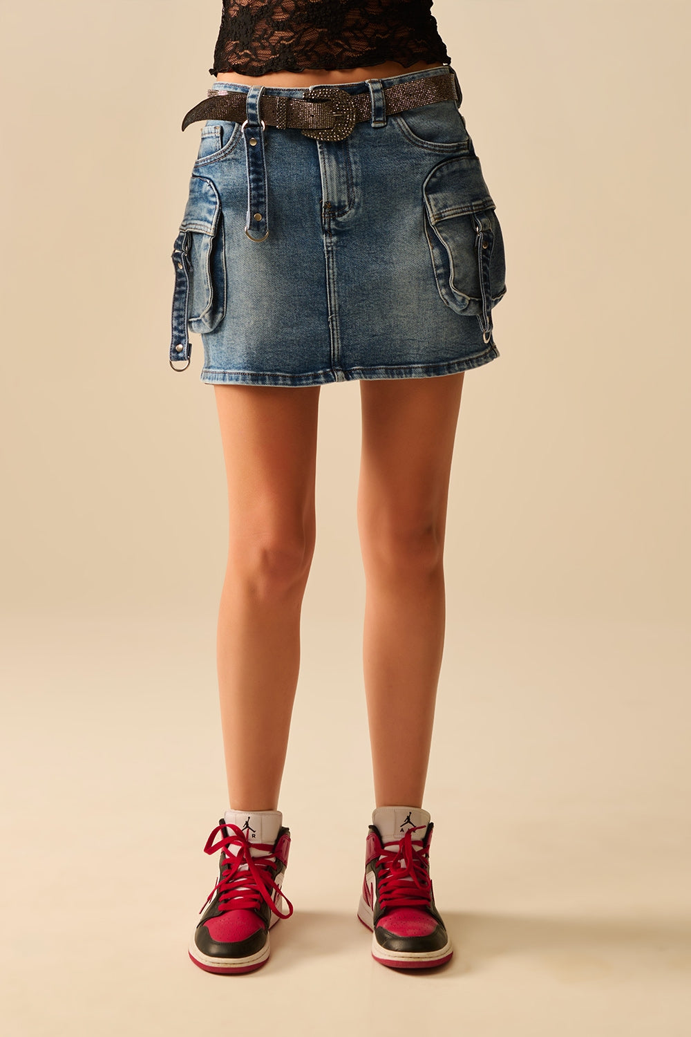 Q2 Jupe en jean cargo mini avec détails suspendus