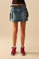 Q2 Jupe en jean cargo mini avec détails suspendus