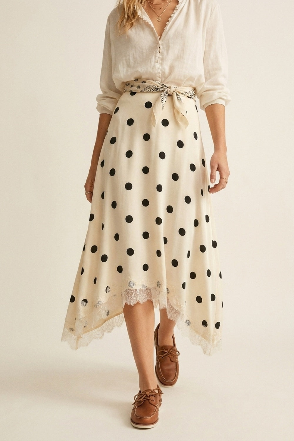 Q2 Jupe midi asymétrique en satin imprimé pois crème avec bordures en dentelle
