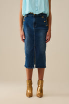 Q2 Jupe midi en denim extensible avec boutons dorés