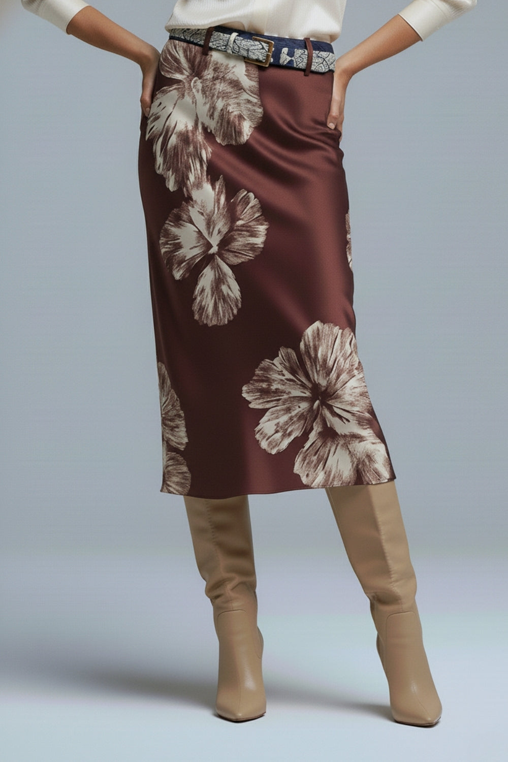 Q2 Jupe midi en satin bordeaux à motif floral