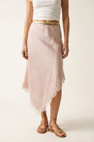 Q2 Jupe mouchoir en satin rose avec bordure en dentelle
