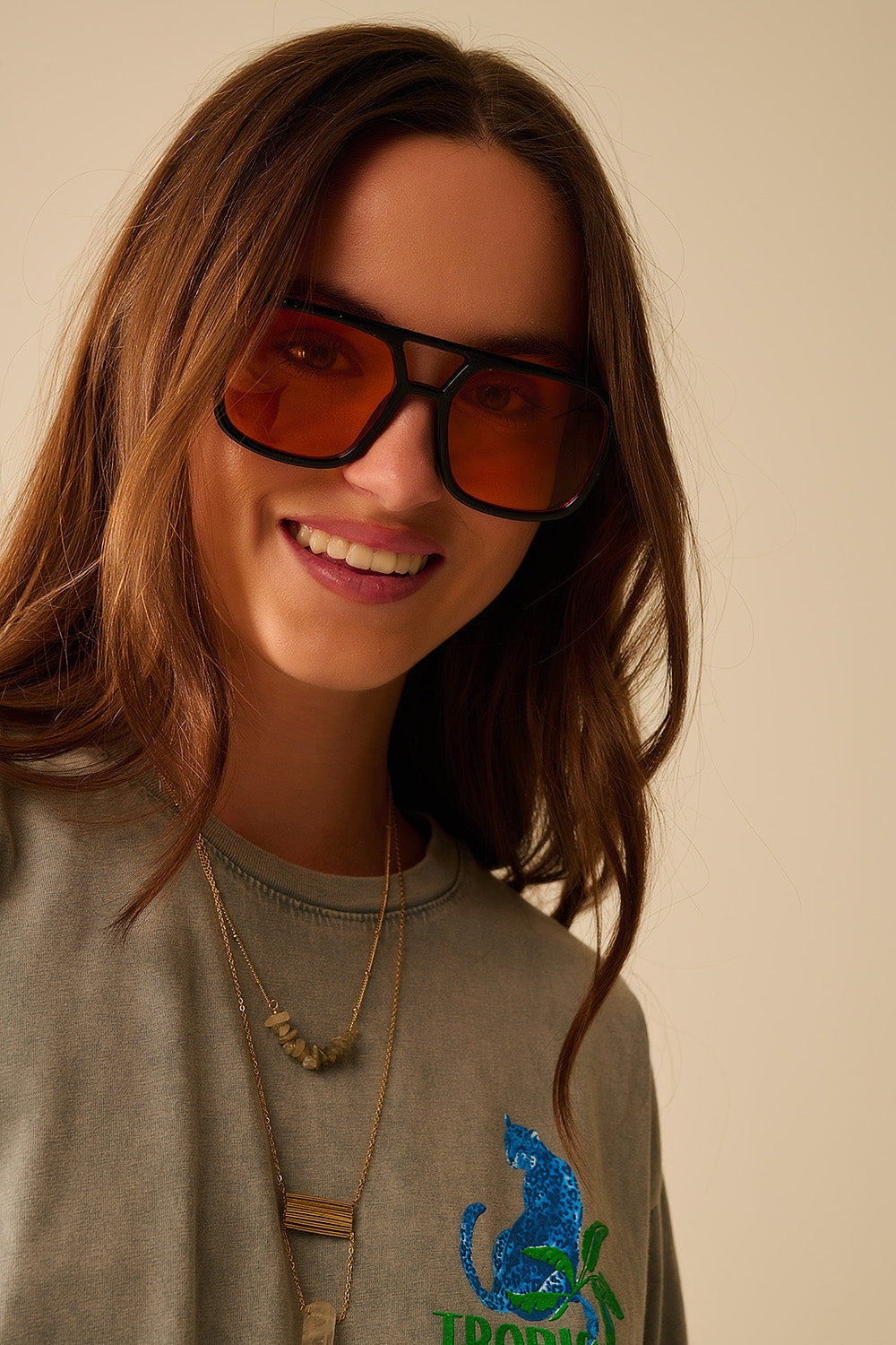 Q2 Lunettes de soleil avec monture noire et verres orange