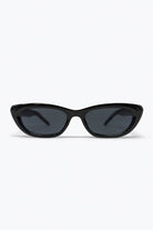 Q2 Lunettes de Soleil Slim Noires Brillantes Œil de Chat avec Détail Logo en Métal