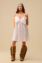 Q2 Mini robe en popeline blanche avec un gros nœud