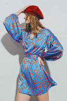 Q2 Mini robe en satin à col en V en bleu