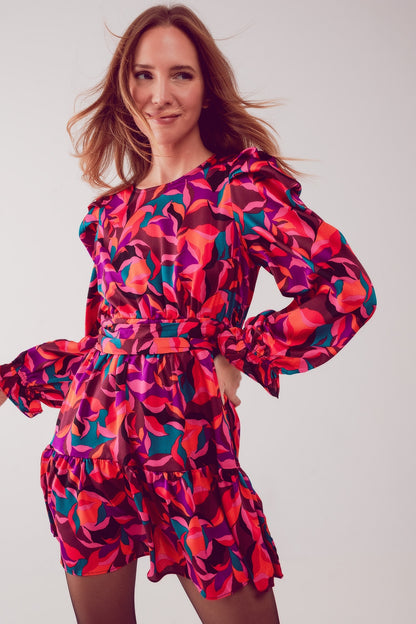 Robe courte à imprimé géométrique fuchsia – Élégance romantique et moderne 