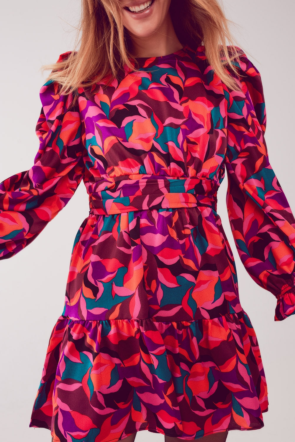 Robe courte à imprimé géométrique fuchsia – Élégance romantique et moderne 