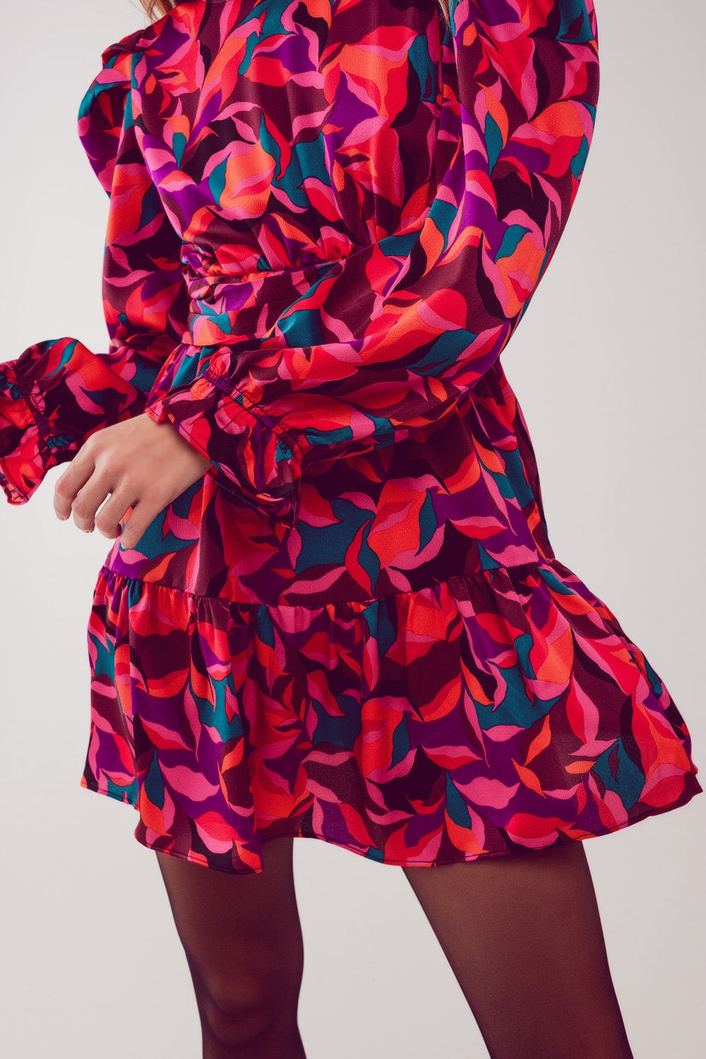 Robe courte à imprimé géométrique fuchsia – Élégance romantique et moderne 