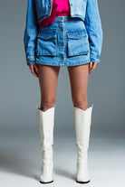 Q2 Mini-short cargo en denim avec boutonnage sur le devant en délavage léger