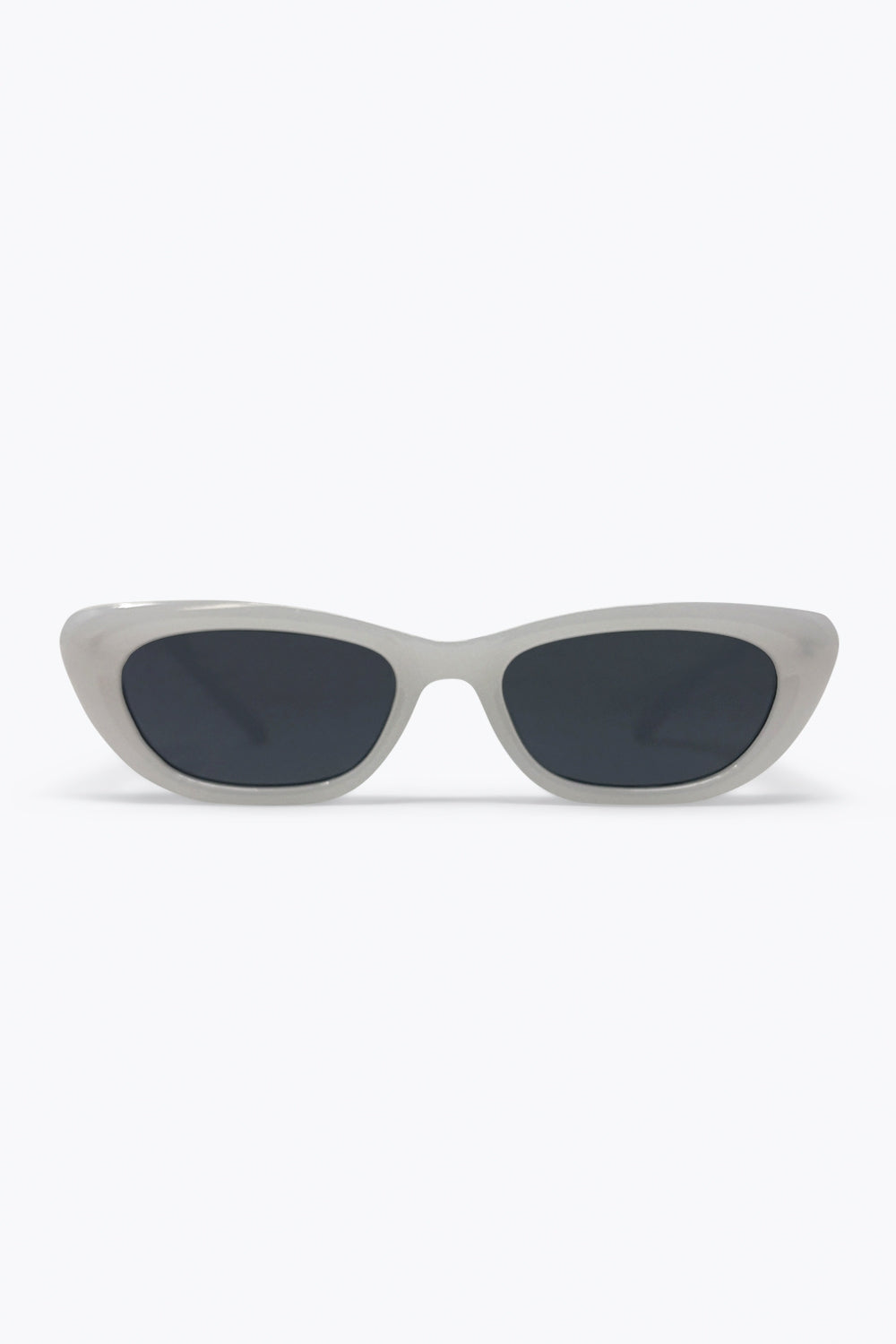 Q2 Monture œil de chat blanche avec logo argenté lunettes de soleil détails