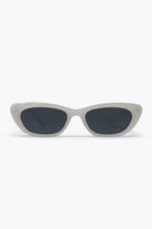 Q2 Monture œil de chat blanche avec logo argenté lunettes de soleil détails