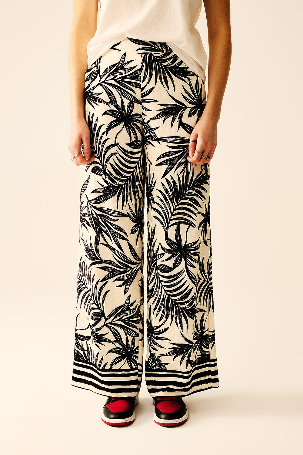Q2 Pantalon à jambes larges en blanc avec détails floraux en noir