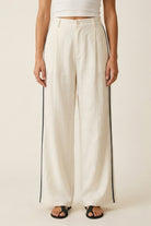 Q2 Pantalon blanc large avec détail latéral en zig-zag bleu marine