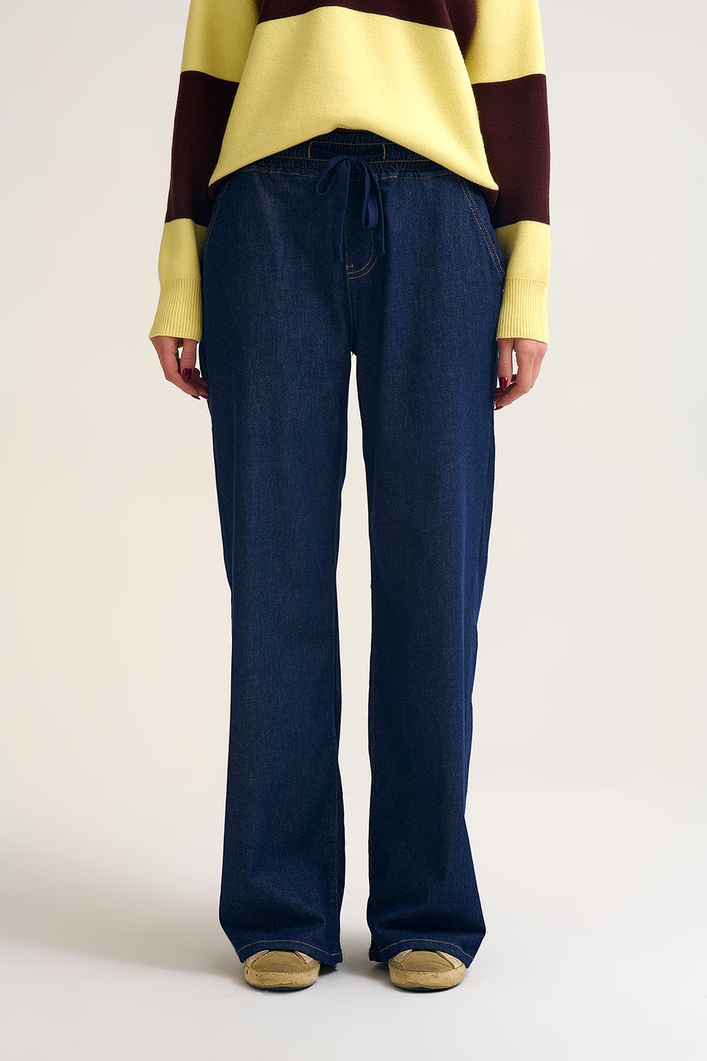 Q2 Pantalon en denim à large jambe et taille élastique ajustable en délavage foncé