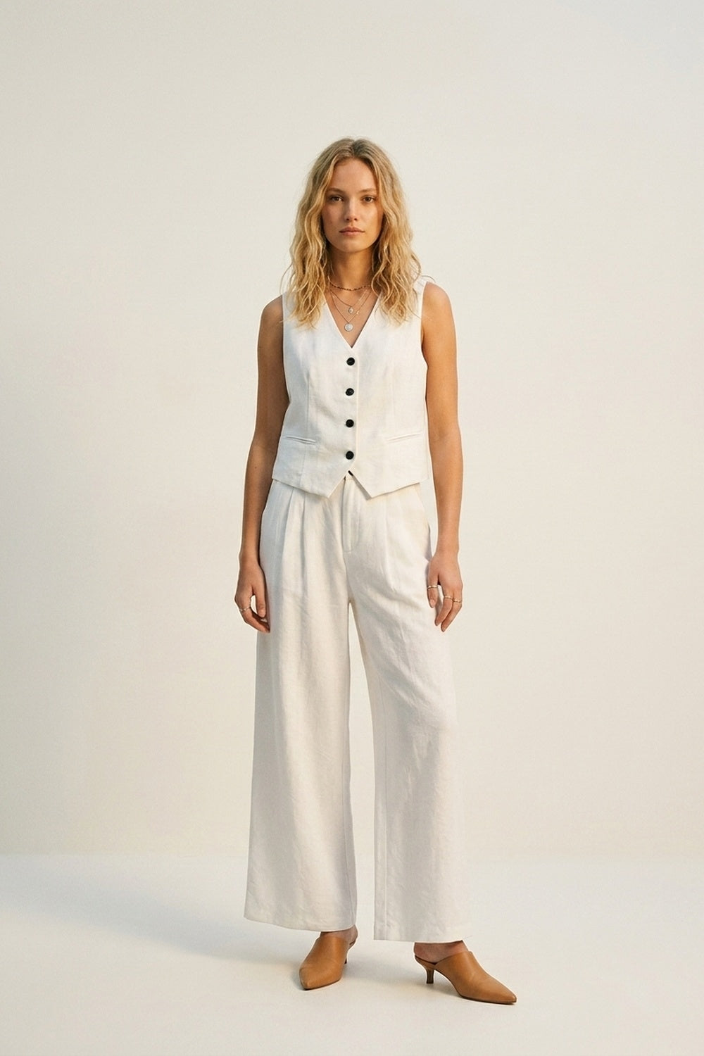 Q2 Pantalon estival blanc à jambes larges avec plis sur le devant