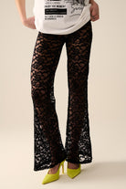 Q2 Pantalon évasé noir en dentelle florale
