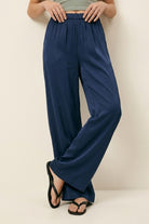 Q2 Pantalon large en satin léger bleu marine avec taille élastique