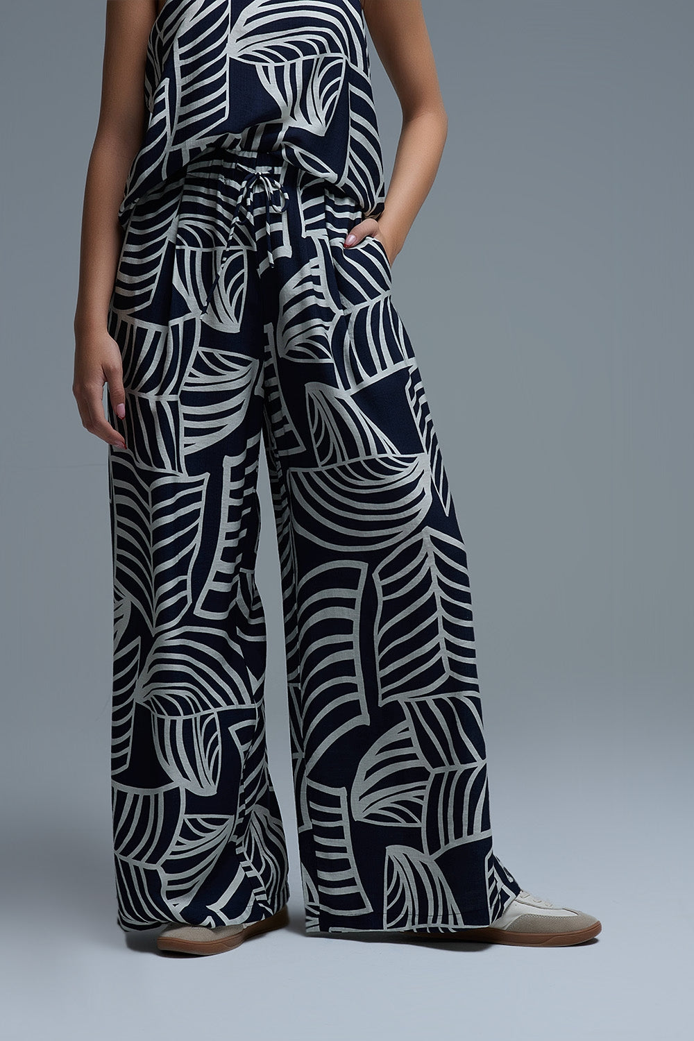 Q2 Pantalon large marine et blanc avec imprimé feuilles blanches