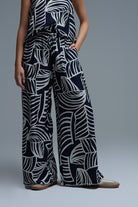 Q2 Pantalon large marine et blanc avec imprimé feuilles blanches
