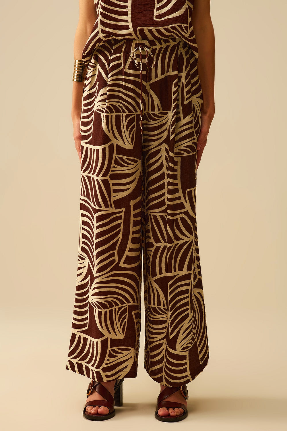 Q2 Pantalon large marron avec imprimé feuilles blanches