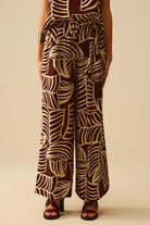 Q2 Pantalon large marron avec imprimé feuilles blanches