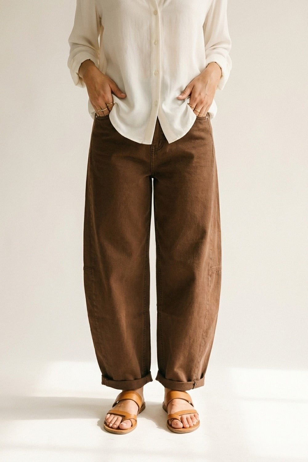 Q2 Pantalon large marron en sergé de coton avec poches style baril