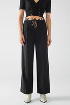 Q2 Pantalon long noir à plis avec détail léopard à la taille