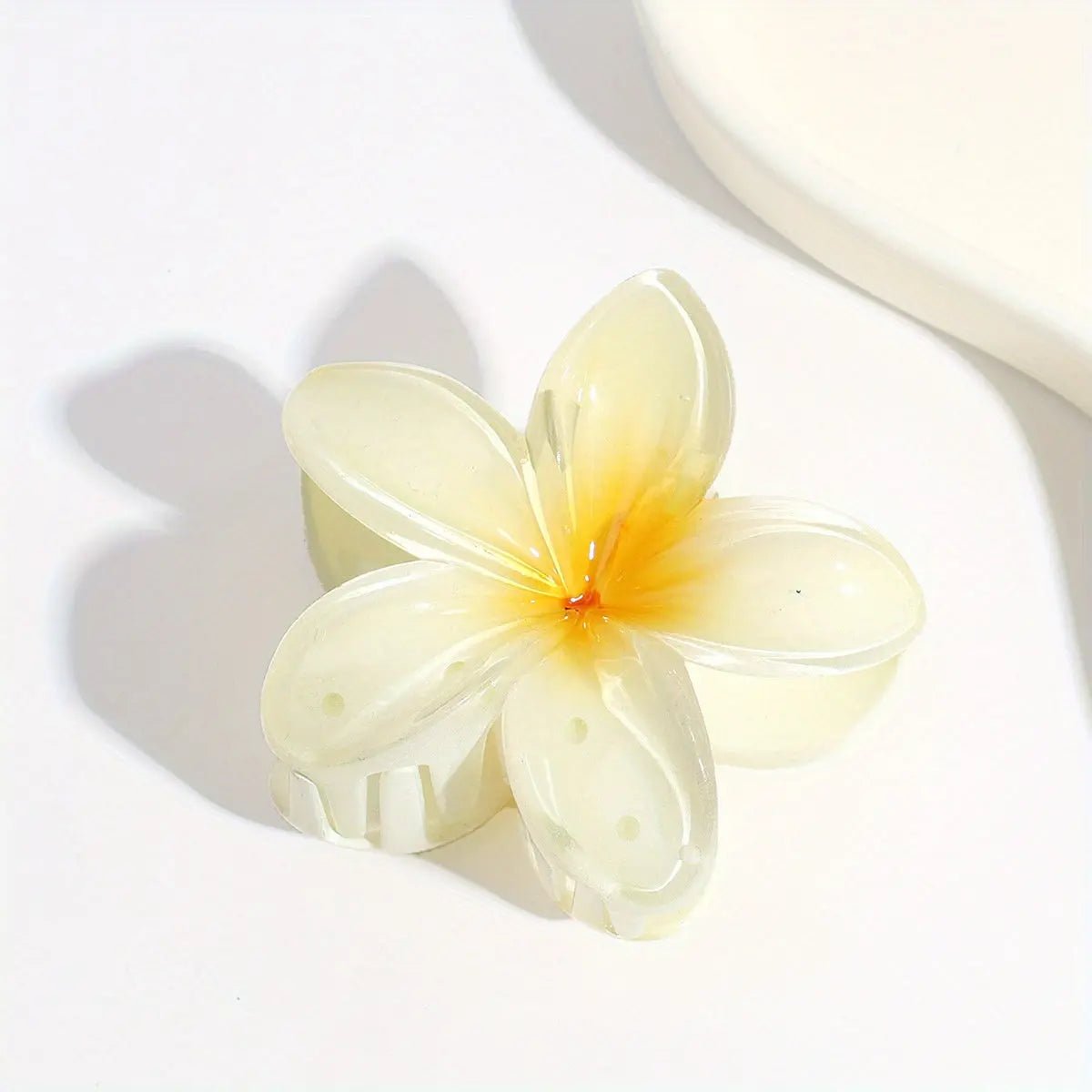 Pince à Cheveux Fleur de Frangipanier – L’Élégance Exotique à Portée de Main - La boutique de Nannye