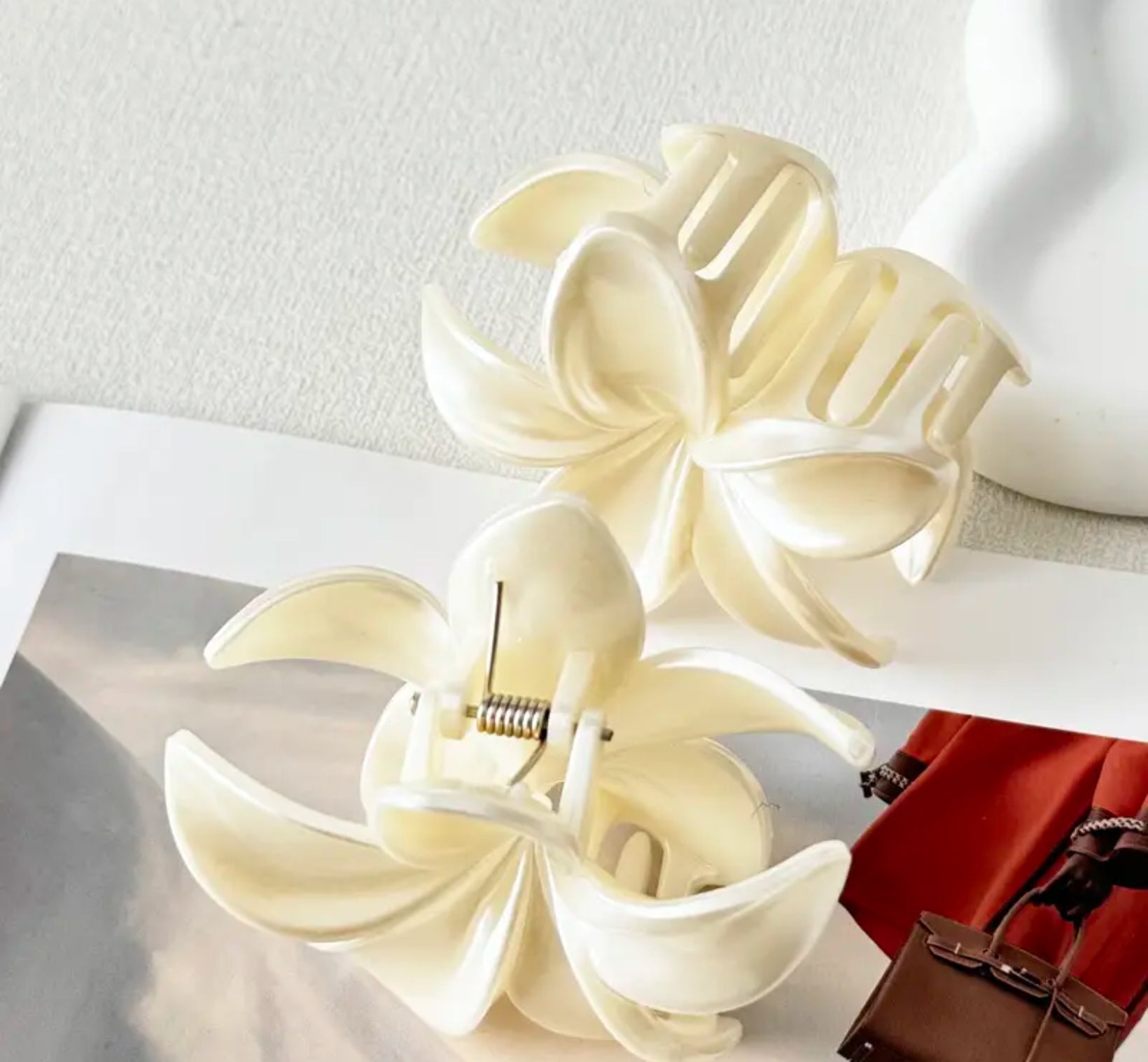 Pince à Cheveux Fleur de Frangipanier – L’Élégance Exotique à Portée de Main - La boutique de Nannye